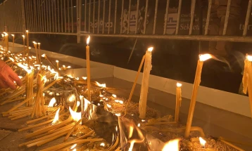 Građani pale svijeće za žrtve tragedije na Cetinju