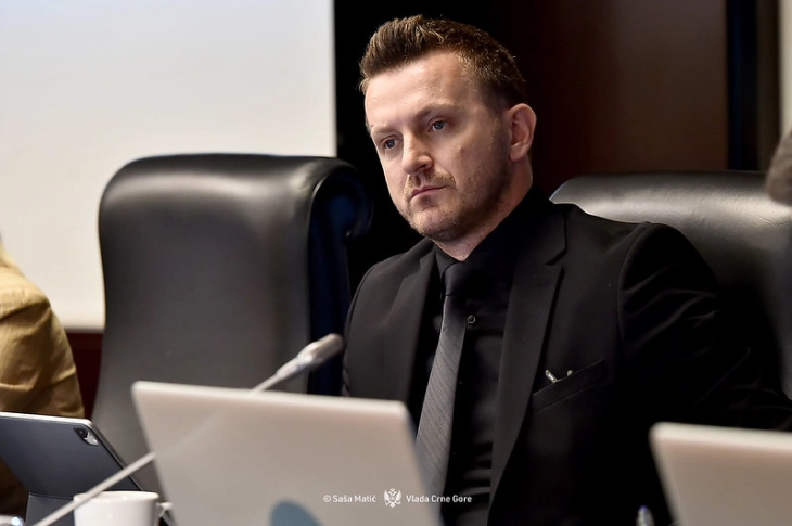 Dukaj: Spajić da se odredi o čestitki Mandića