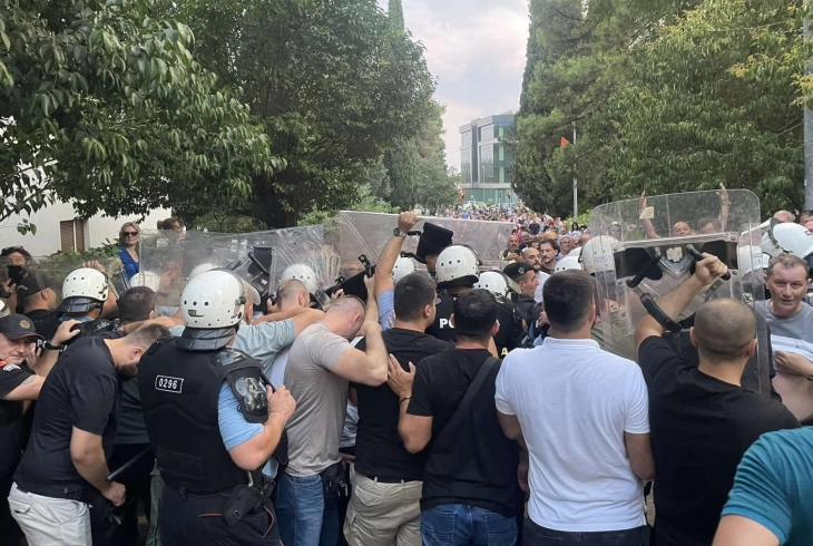 Policija ponovo upotrijebila biber sprej, građani ih gađali kamenjem i jajima