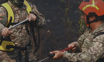 Pripadnici VCG gase požare na više lokacija