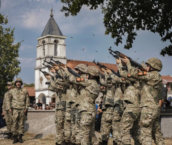 Božović sahranjen uz počasnu paljbu VCG