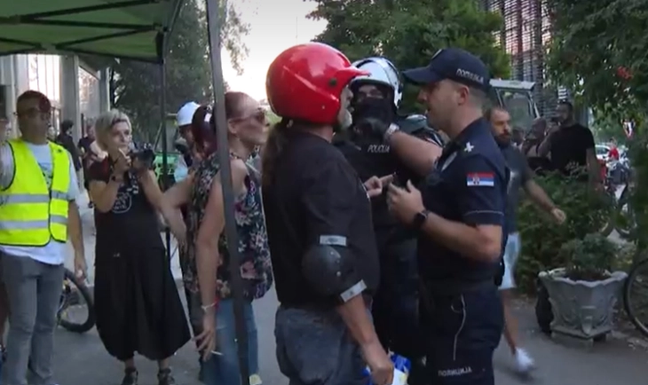 Policija na Filozofskom fakultetu u Novom Sadu nakon izbacivanja studenata u blokadi
