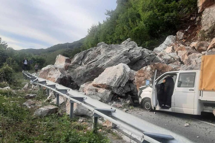 Vukšić: Vozači ugrožavaju radove na rasčišćavanju puta Cetinje - Budva