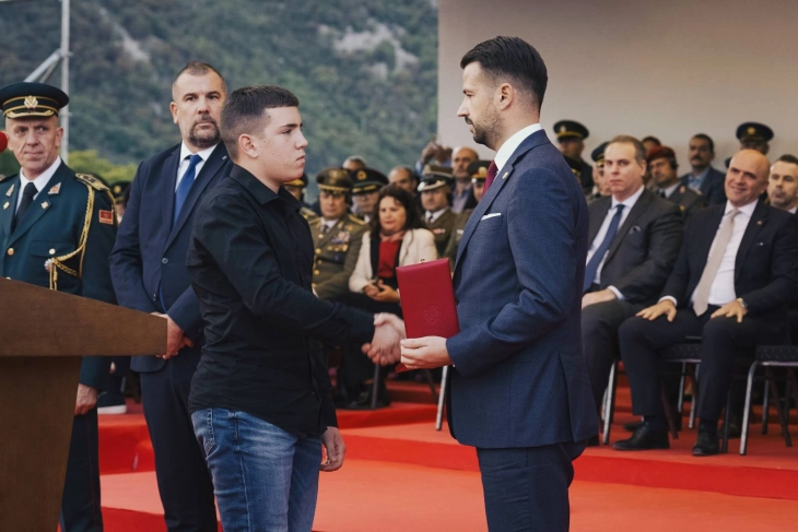 Milatović odlikovao posthumno stradalog vojnika Božovića