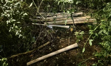 Privedeno više osoba, pronađene bejzbol palice pripremljene za napad