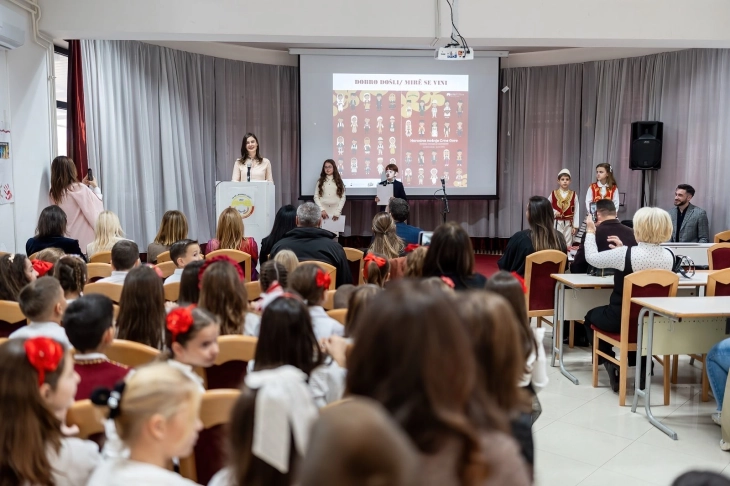 Promovisana bojanka Narodne nošnje Crne Gore u OŠ Mahmut Lekić