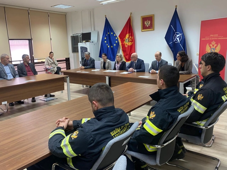 Pripadnici službi zaštite i spašavanja na obuci gašenja požara otvorenog prostora