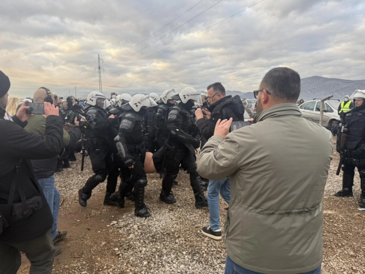Policija privela 54 osobe sa protesta u Botunu