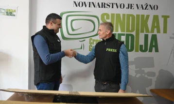 OEBS obezbijedio 50 prsluka i jakni za novinare u Crnoj Gori