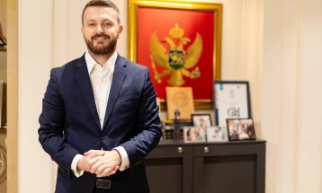 Dukaj govori na forumu Evropskog univerziteta u Tirani