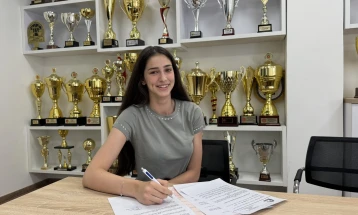 Marija Sekulović potpisala prvi profesionalni ugovor