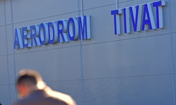 Avion sa oko 90 državljana Srbije zadržan na pisti tivatskog aerodroma radi provjera
