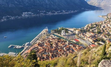 U luci Kotor danas dva kruzera