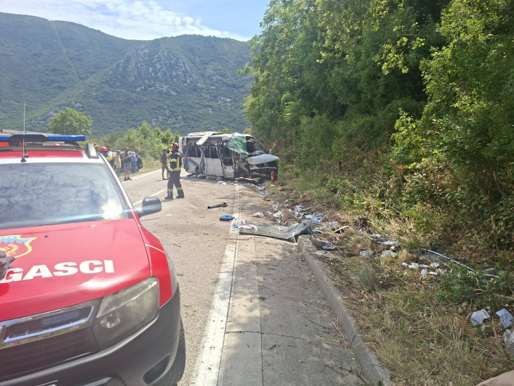 U saobraćajnoj nesreći u Lipcima poginula jedna osoba, 16 povrijeđeno
