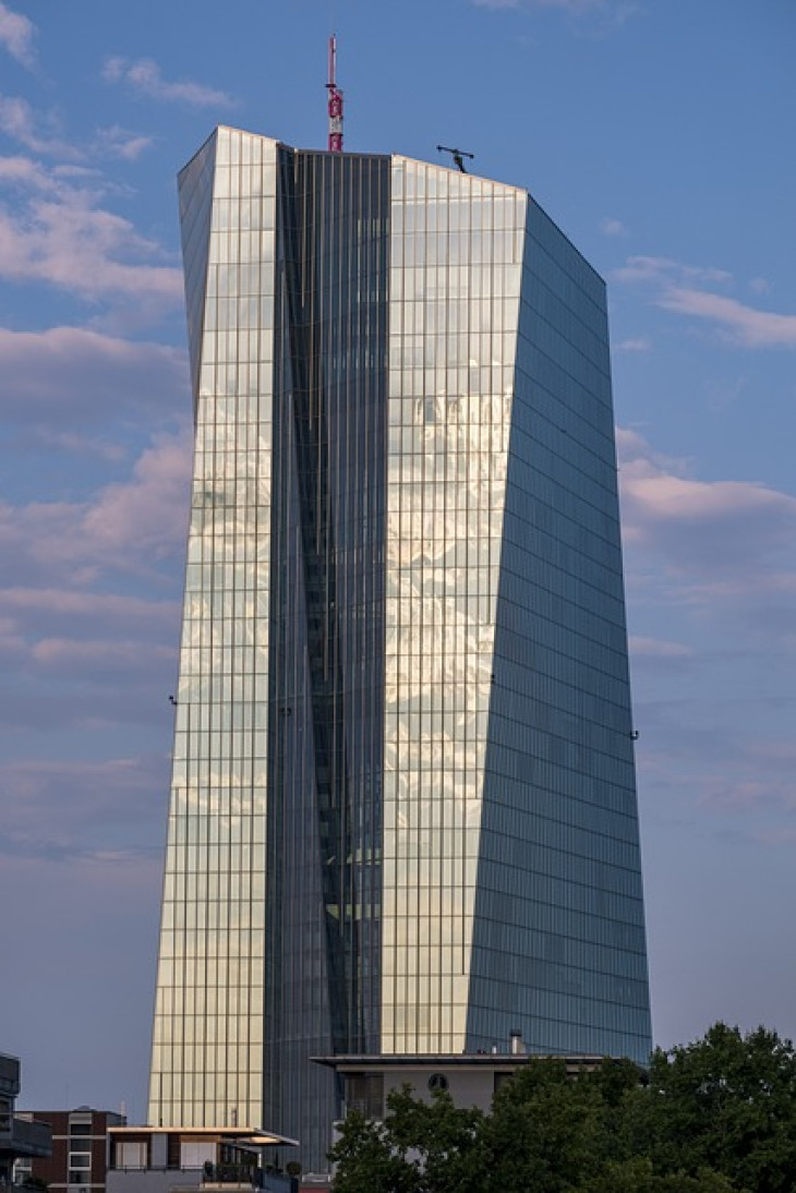 ECB balansira između obuzdavanja inflacije i podrške privredi