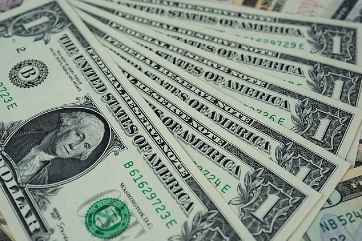 Dolar blago oslabio prema korpi valuta